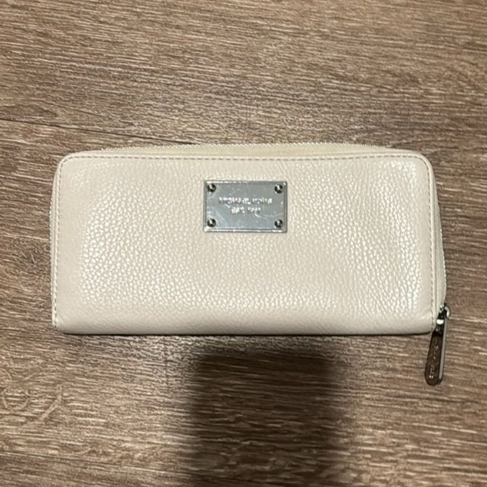 Cream Michael Kors leather wallet - LIKE NEW